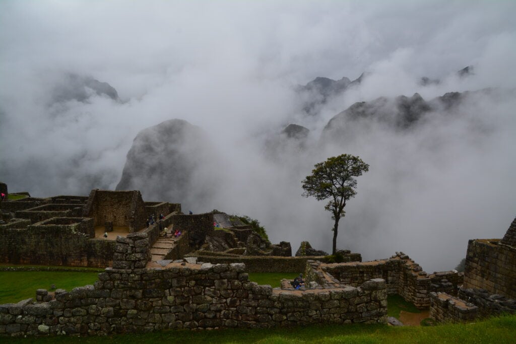 Machu Picchu ruiner i moln, Peru